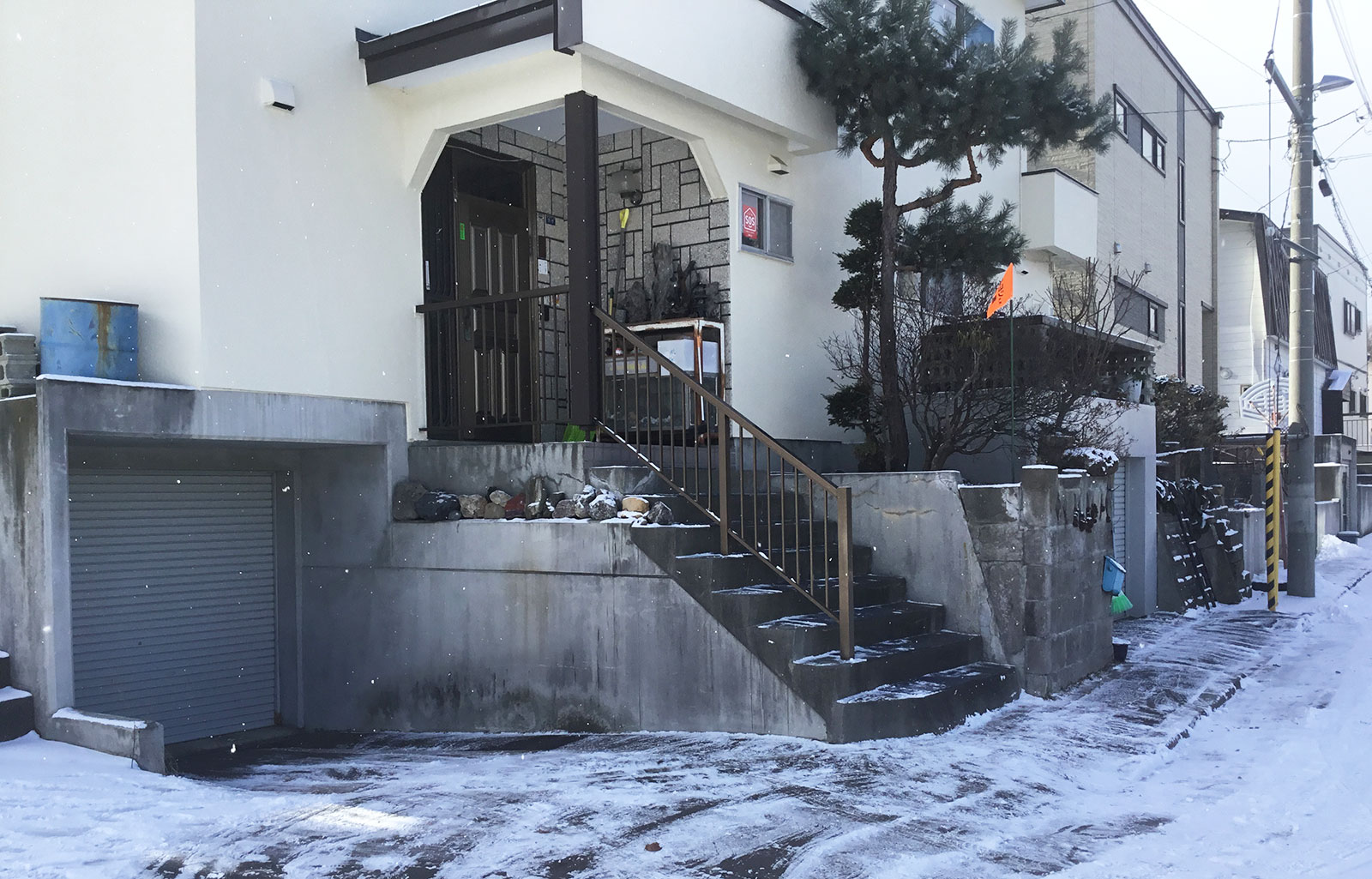 リフォーム前の玄関の急な階段