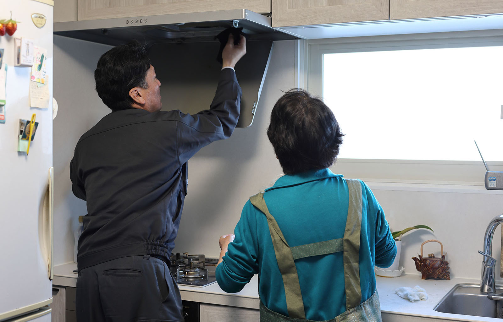 換気扇の掃除方法を説明する類家