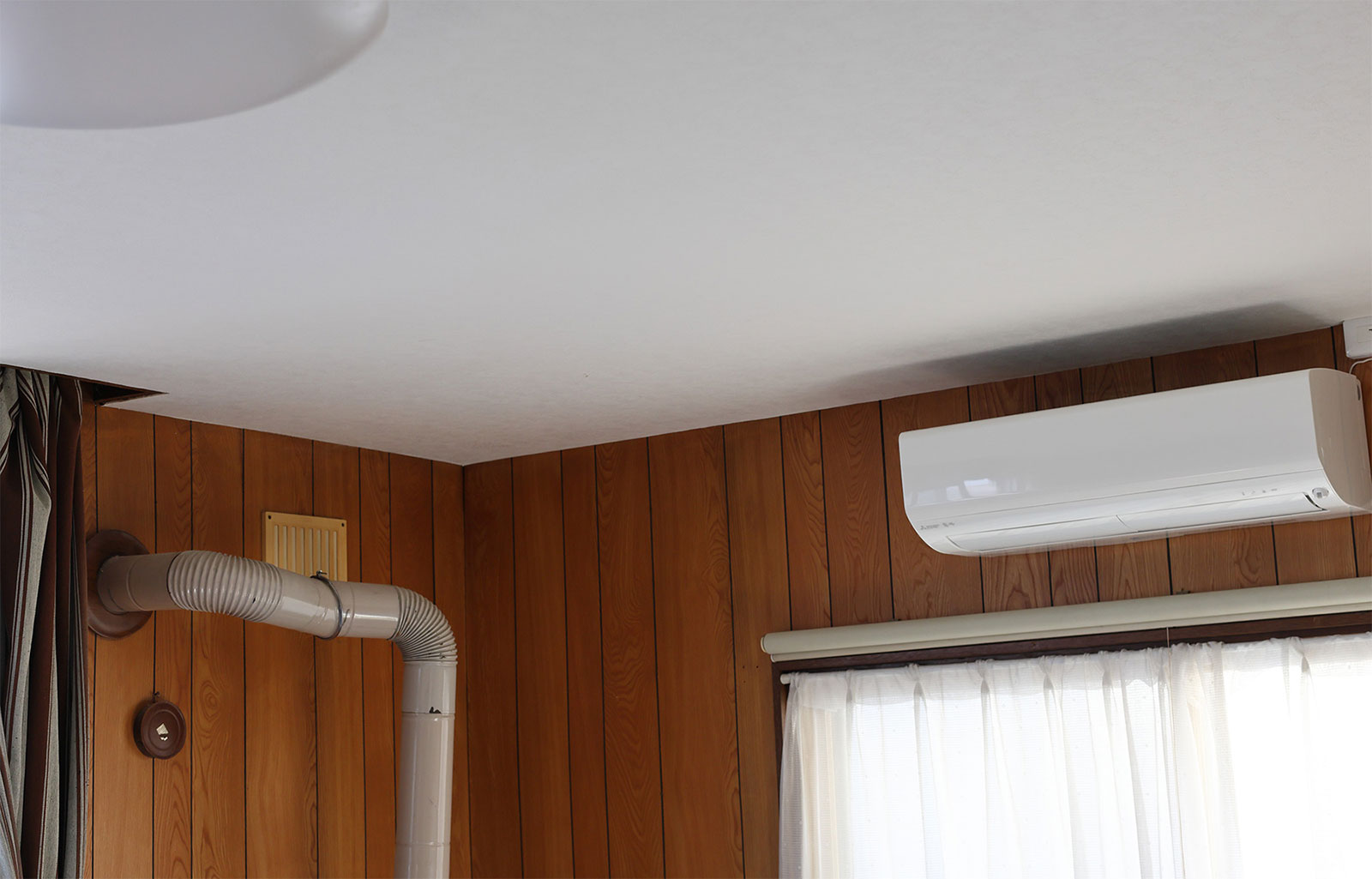 リフォームした天井とエアコン